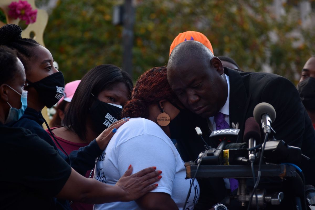El abogado de la familia de Breonna Taylor, Ben Crump, abraza a la madre de la fallecida, Tamika Palmer, durante una rueda de prensa este viernes en Louisville, Kentucky.
