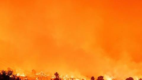 Incendio Bobcat en Juniper Hills, al noreste de Los Ángeles.