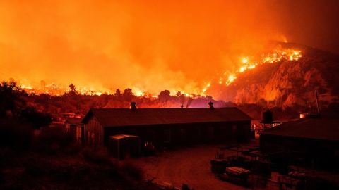 Incendio Bobcat en Juniper Hills, al noreste de Los Ángeles.