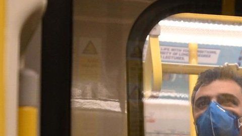 Según un estudio, los hombres tienen más probabilidad de permanecer parados que las mujeres.