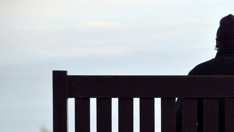 La soledad y el aislamiento son factores clave que explican por qué muchos hombres mayores de edad deciden quitarse la vida.