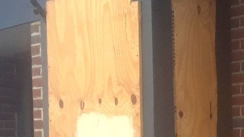 Bar cerrado con irónico mensaje, en 34th St, Manhattan