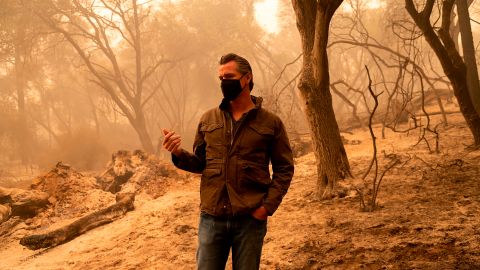 El gobernador Gavin Newsom durante una visita al área del North Complex Fire.