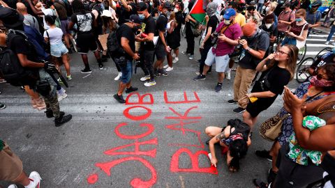 New York (United States), 24/08/2020.- A person paints Jacob Blake'Äôs name on 34th Street during a protest in response to the shooting on 23 August by police officers in Kenosha, Wisconsin of Jacob Blake, a Black man who was trying to get into his car with his children, in New York, New York, USA, 24 August 2020. Blake was shot in the back and is in stable condition following the shooting which has sparked massive protests in Kenosha and around the country. (Protestas, Estados Unidos, Nueva York) EFE/EPA/JUSTIN LANE