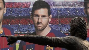 Messi en un cartel cerca de la estatua de Johan Cruyff.