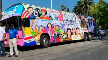 El autobús que usan los activistas para recorrer el país.