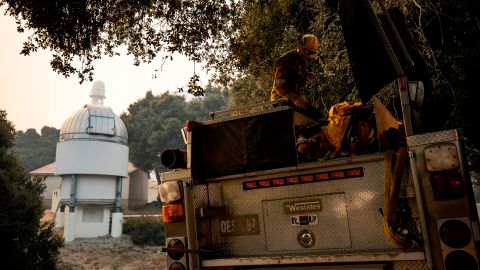 Bomberos en el observatorio de Mt. Wilson mantuvieron el incendio lejos de la estructura.