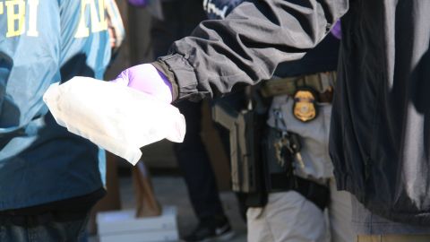 Una operación de búsqueda de opioides en Los Ángeles, asociada con un proveedor de darknet.