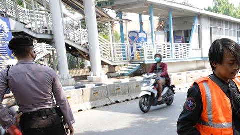 Castigo en Indonesia por no portar mascarilla
