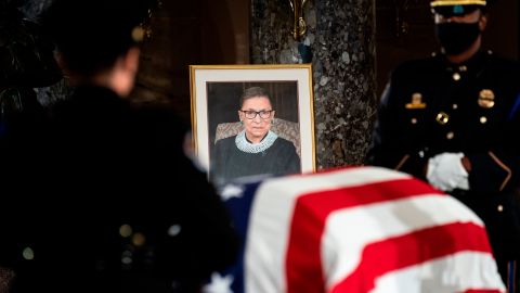 Velatorio de la jueza Ruth Bader Ginsburg en Statuary Hall en el Capitolio en Washington, DC.