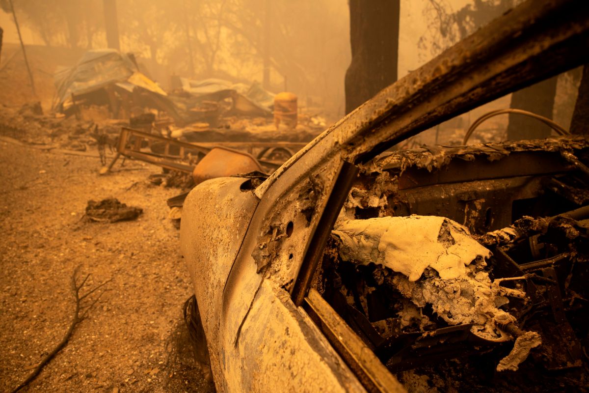 Restos de una vivienda destruida por el fuego en Berry Creek, California.