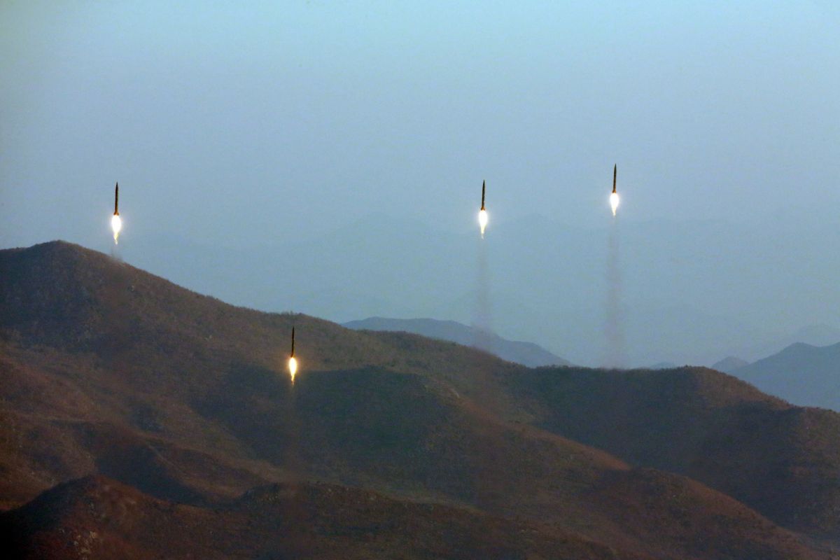 Lanzamiento de cuatro misiles balísticos en una localización desconocida de Corea del Norte. (Archivo / EFE)