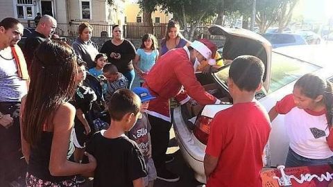 The Hood Santa entrega obsequios a los niños en Navidad.