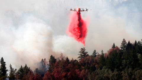 Un avión realizada maniobras de contención en el Glass Fire.