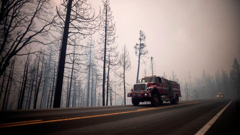 Los bomberos trabajan a destajo antes de que lleguen vientos cálidos y secos.