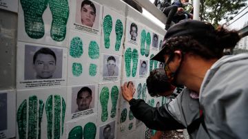 Familias de los desaparecidos en Ayotzinapa continúan el reclamo de justicia.