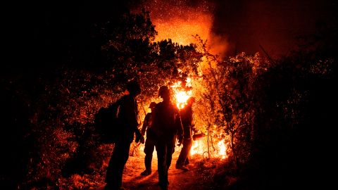 El Bobcat Fire ganó terreno durante la noche.