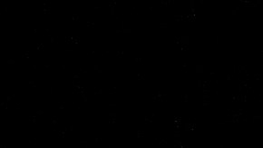 Un bombero se toma un descanso para cenar. /EFE