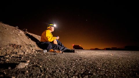 Un bombero se toma un descanso para cenar. /EFE