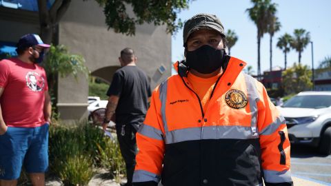 En ocasiones el grupo pasa días enteros bajo el intenso calor buscando a una persona.