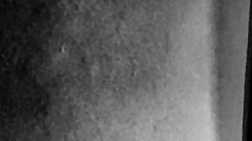 Un miembro del cartel de Sinaloa limpia sus armas.