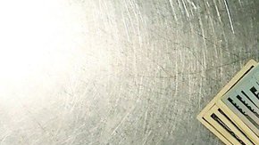 El dinero en efectivo y las 40 tarjetas del EDD en posesión de los arrestados.