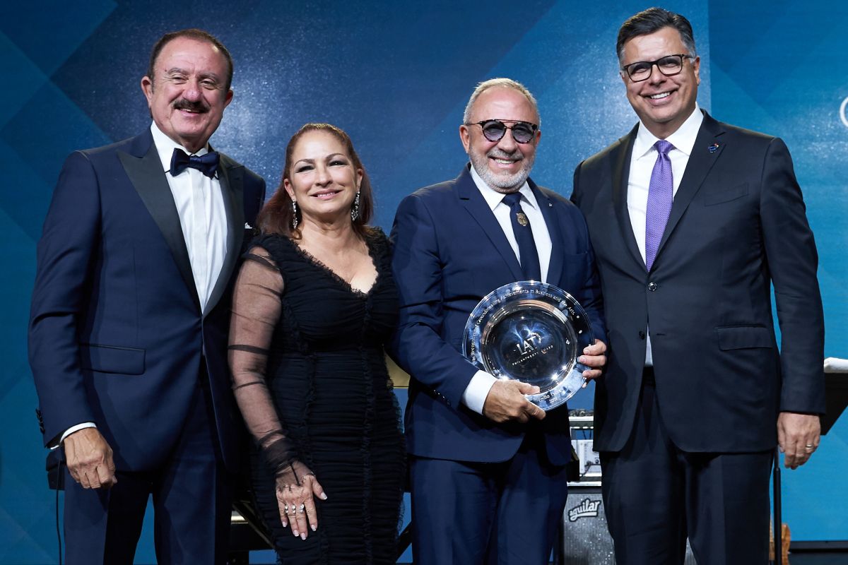 De izq. a dcha: Sol Trujillo, Gloria y Emilio Estefan, y Gary Acosta en L'Attitude 2019.