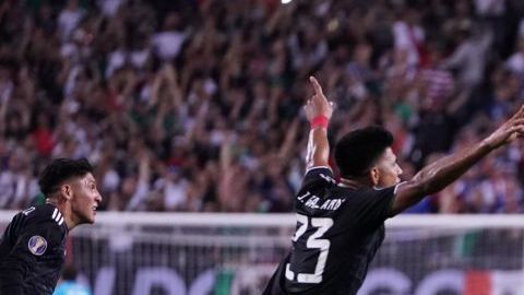 Parte de la selección mexicana celebrando un gol.
