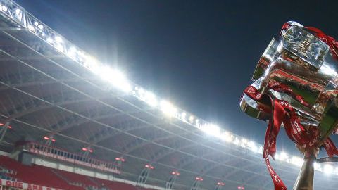 Jugador del Atlético PR levanta la Copa de Brasil.