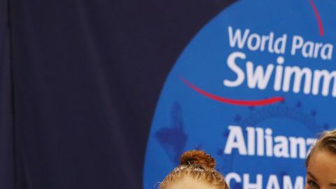 Elena Krawzow (negro) presumiendo su medalla de oro.