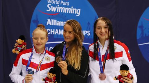 Elena Krawzow (negro) presumiendo su medalla de oro.