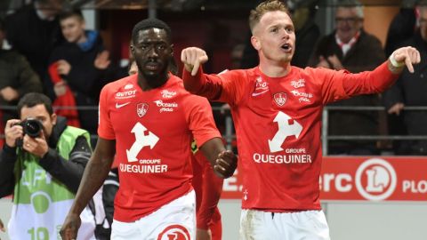 Irvin Cardona festejando un gol con el Stade Brestois.