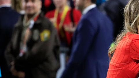 Patrick Mahomes y Brittany Matthews festejando el triunfo en el Super Bowl.