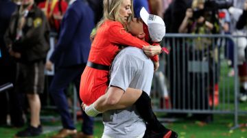 Patrick Mahomes y Brittany Matthews festejando el triunfo en el Super Bowl.