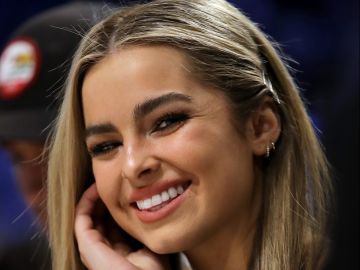 Addison Rae presume su belleza con bikinis de tanga y los fans se