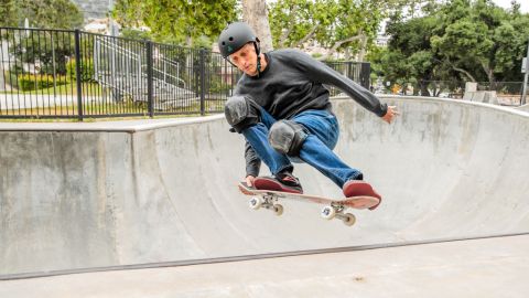 Tony Hawk haciendo una maniobra.