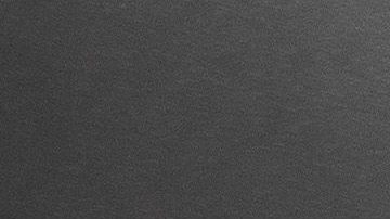 Una mujer sin hogar en una habitación de hotel del proyecto Roomkey de California.