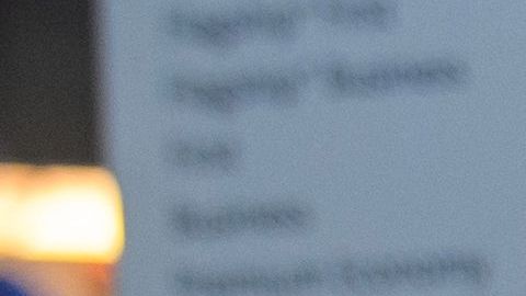 Robot limpiador de pisos en un aeropuerto.