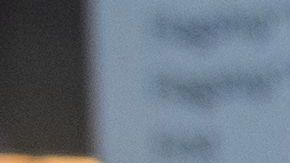 Robot limpiador de pisos en un aeropuerto.