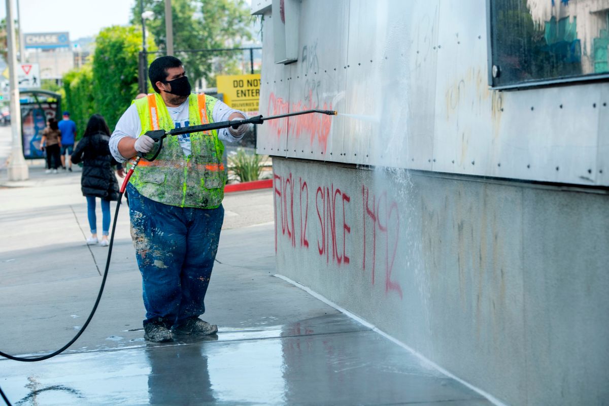 Un trabajador de la ciudad haciendo labores de limpieza tras una manifestación en junio de 2020.
