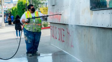 Un trabajador de la ciudad haciendo labores de limpieza tras una manifestación en junio de 2020.
