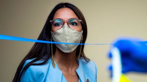 AOC denuncia también la gestión de la pandemia dentro de los centros de detención.