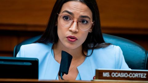 Ocasio-Cortez tachó a Trump de "una estafa ambulante".