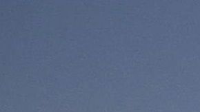 Una multitud se agolpó a las afueras del avión presidencial para escuchar a Trump.