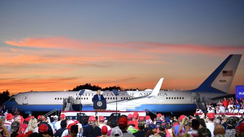 Una multitud se agolpó a las afueras del avión presidencial para escuchar a Trump.