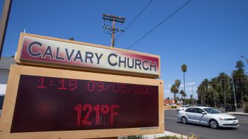 Este termómetro en Woodland Hills, área de Los Ángeles, indicó 121 grados F.