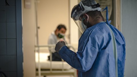 El especialista indica que ya de por sí cada año hay menos médicos que permanecen en EE.UU.