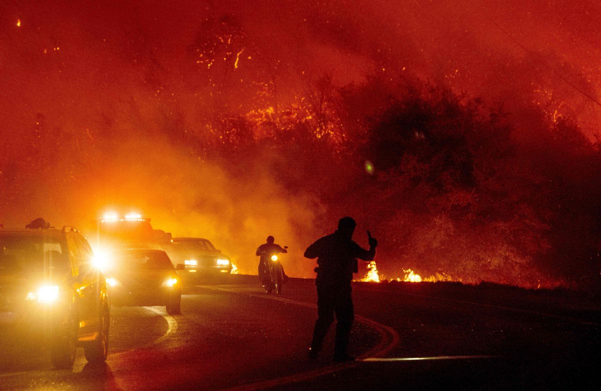 Incendios inesperados en el noroeste arrasan cientos de casas y destruyen  pueblos - La Opinión