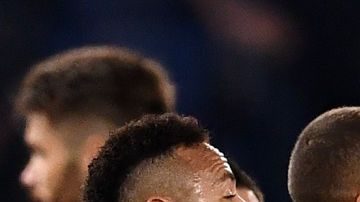 Neymar encarando a Álvaro González.