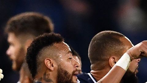 Neymar encarando a Álvaro González.